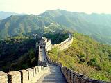 Die Chinesische Mauer in landschaftlich grüner Umgebung