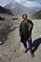 Ein Shepherd vor einem Bergmassiv in Himalaya