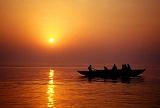 Sonnenaufgang über dem Ganges in Indien