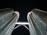Die Petronas Twin Towers in Kuala Lumpur, Malaysia bei Nacht
